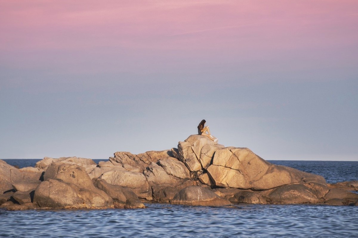 Image by Pixabay user Enrique (elg21-3764790). Image url is https://pixabay.com/photos/sea-rocks-woman-sunset-reading-7651295