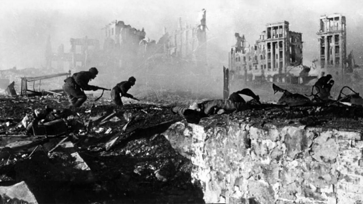 Soviet soldiers attack house, Stalingrad.