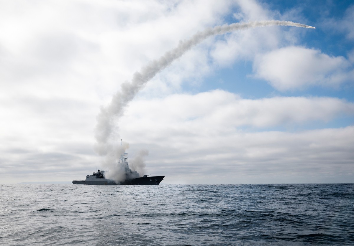 HMAS Brisbane fires a Tomahawk Weapon System off the coast of San Diego, USA.