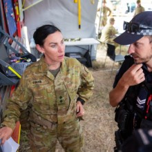 LT Misty Evans (31/42 RQR) briefs QPS and QFES personnel on ADF search activity.