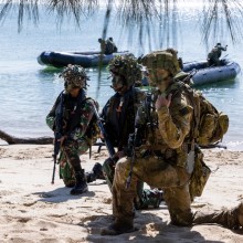 Australian Army Major Rick Hindmarsh, Officer Commanding Joint Pre-Landing Force, conducting a joint TNI Marine and ADF raid during an amphibious beach demonstration in Indonesia on Indo-Pacific Endeavour 2022.