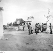 A number of officers and men from Robin Force observing the test firing of one of two six inch heavy coastal artillery guns in a battery recently completed at Ouen Toro, a position overlooking Noumea. Source: Australian War Memorial (P00308.002)